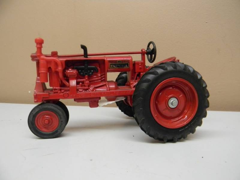 lot 28 image: VINTAGE 1987 SPECIAL EDITION ERTL McCORMICK-DEERING FARMALL F-20 TRACTOR - SEE PICTURES