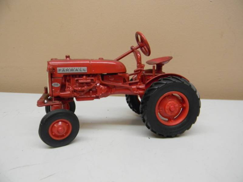 lot 31 image: ERTL McCORMICK FARMALL CUB 116 TRACTOR - SEE PICTURES