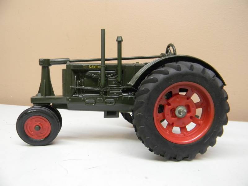 lot 32 image: ERTL MASSEY HARRIS CHALLENGER TRACTOR 116 SCALE - VERY COOL PIECE - SEE PICTURES