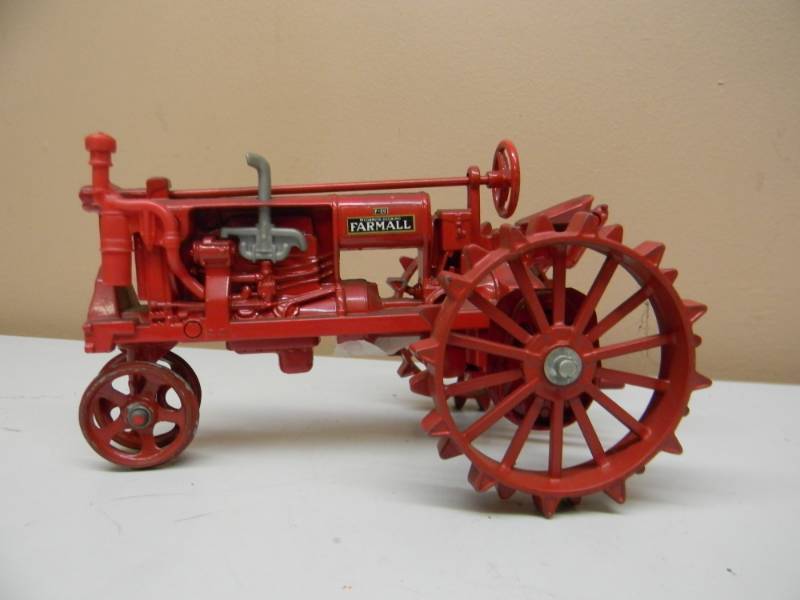 lot 33 image: ERTL McCORMICK-DEERING FARMALL F-20 TRACTOR - 116 SCALE DIE CAST - NICE - SEE PICTURES