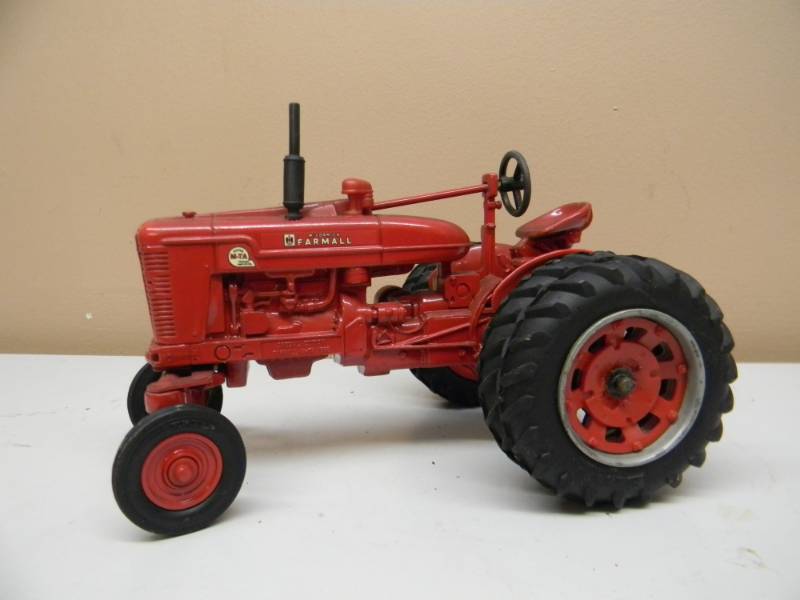 lot 35 image: VINTAGE 1992 SPECIAL EDITION IH McCORMICK FARMALL SUPER M-TA TRACTOR - SEE PICTURES