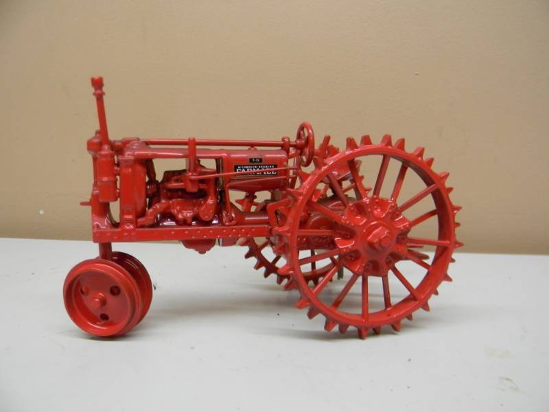 lot 37 image: SCALE MODELS McCORMICK-DEERING FARMALL F-12 TRACTOR - 116 SCALE - NICE - SEE PICTURES