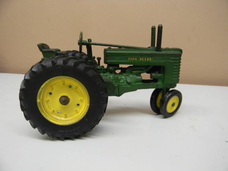 lot 38 image: ERTL JOHN DEERE C TRACTOR - 116 SCALE DIE CAST - SEE PICTURES