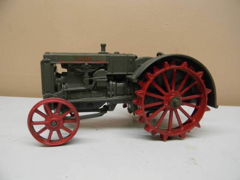 lot 39 image: ERTL CASE 116 SCALE DIE CAST L TRACTOR - SEE PICTURES