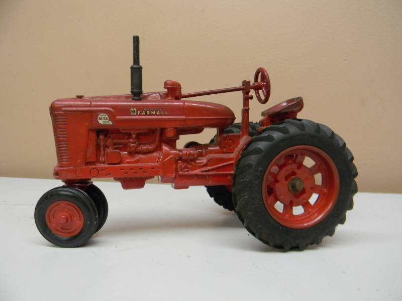 lot 41 image: ERTL IH McCORMICK FARMALL SUPER M-TA TRACTOR - 116 SCALE DIE CAST - SEE PICTURES