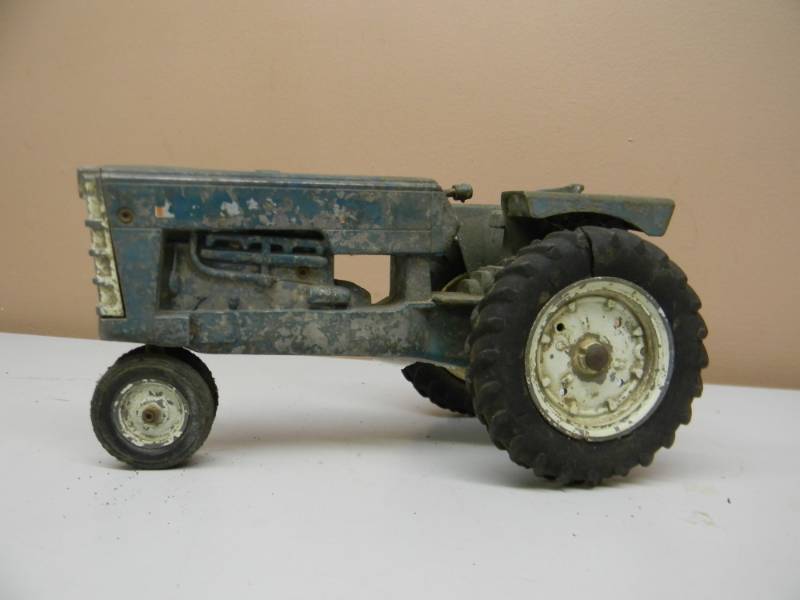 lot 44 image: Vintage Oliver 1800 Gas Narrow Front Tractor Die-Cast 116 Scale RARE - SEE PICTURES