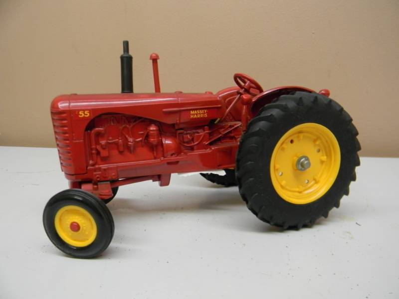 lot 46 image: ERTL MASSEY HARRIS WIDE FRONT TRACTOR 55 DIESEL 116 SCALE DIECAST - NICE - SEE PICTURES