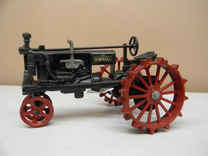 lot 48 image: ERTL McCORMICK-DEERING FARMALL F-20 TRACTOR  116 SCALE - SEE PICTURES