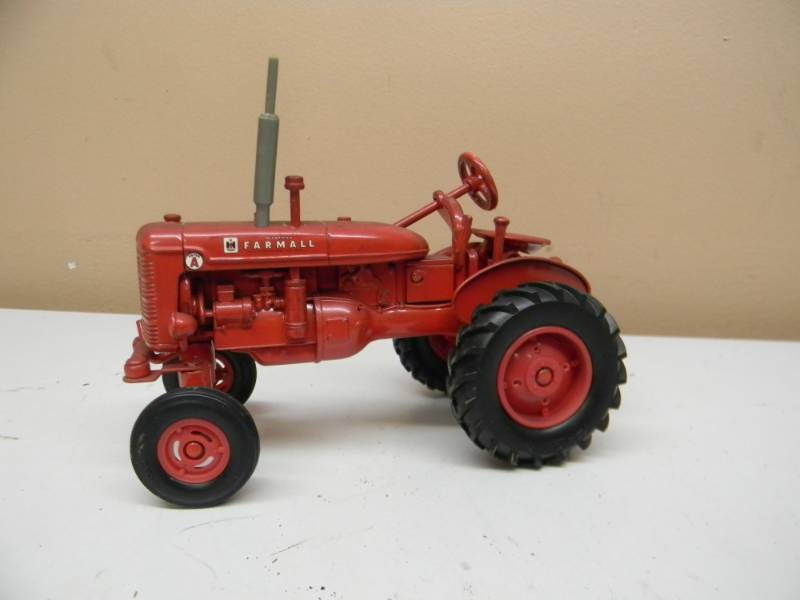 lot 49 image: ERTL IH McCORMICK FARMALL SUPER A TRACTOR - 116 SCALE - SEE PICTURES