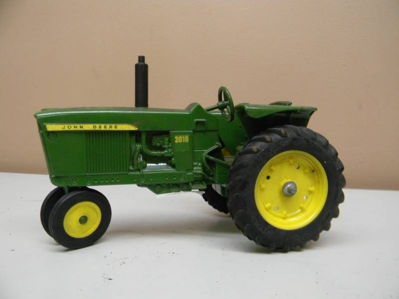 lot 50 image: ERTL JOHN DEERE 3010 TRACTOR - 116 SCALE - SEE PICTURES