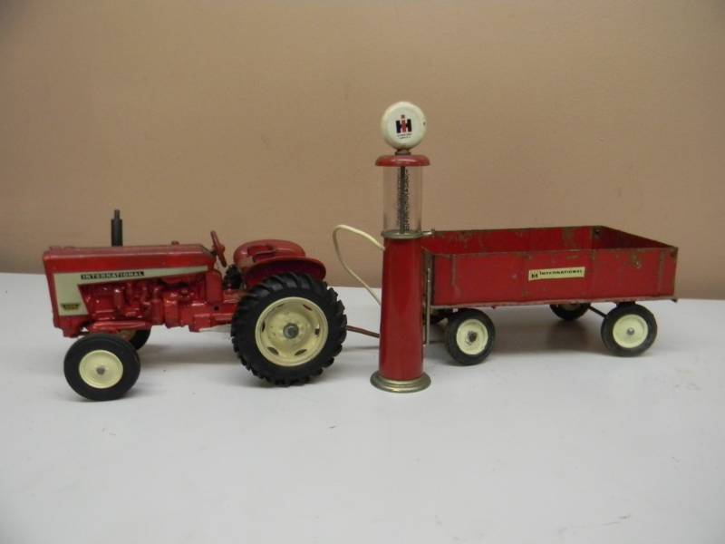 lot 54 image: INTERNATIONAL 606 TRACTOR, VISIBLE GAS PUMP & TRAILER - 116 DIE CAST - AWESOME COLLECTION - SEE PICTURES
