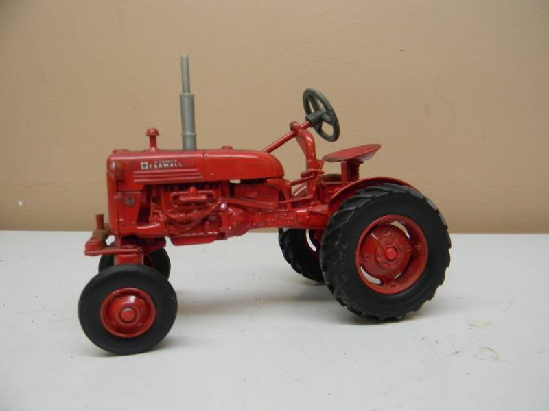 lot 56 image: ERTL IH McCORMICK FARMALL CUB TRACTOR - 1989 FIRST EDITION - 116 SCALE - SEE PICTURES