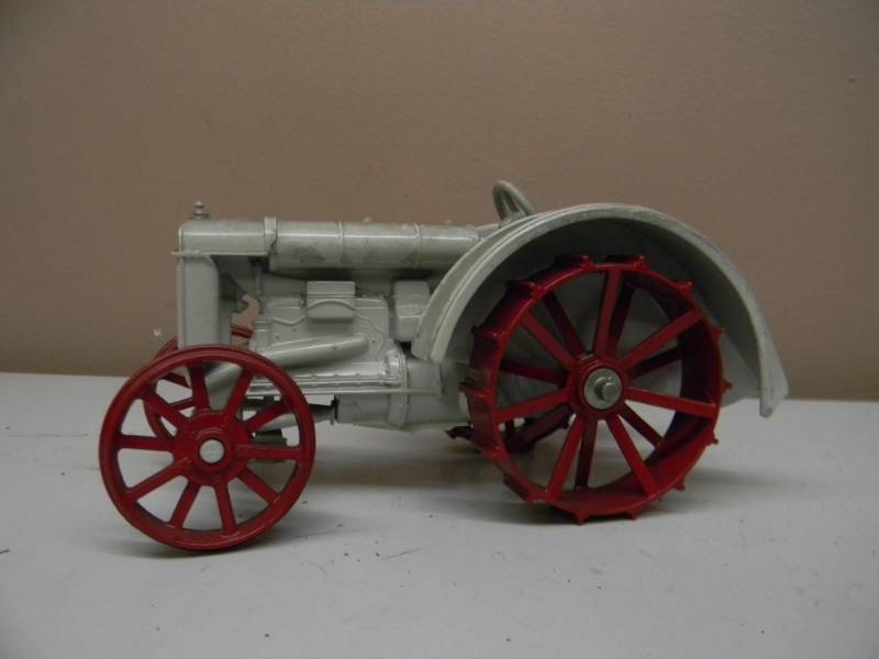 lot 57 image: ERTL FORDSON 116 DIECAST TRACTOR - RARE - NICE - SEE PICTURES
