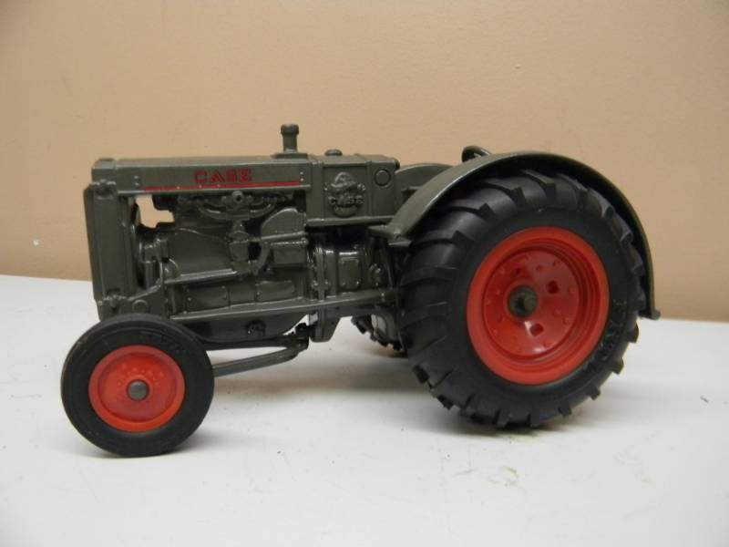 lot 59 image: ERTL, CASE MODEL L TRACTOR 116 SCALE, DIECAST - SEE PICTURES