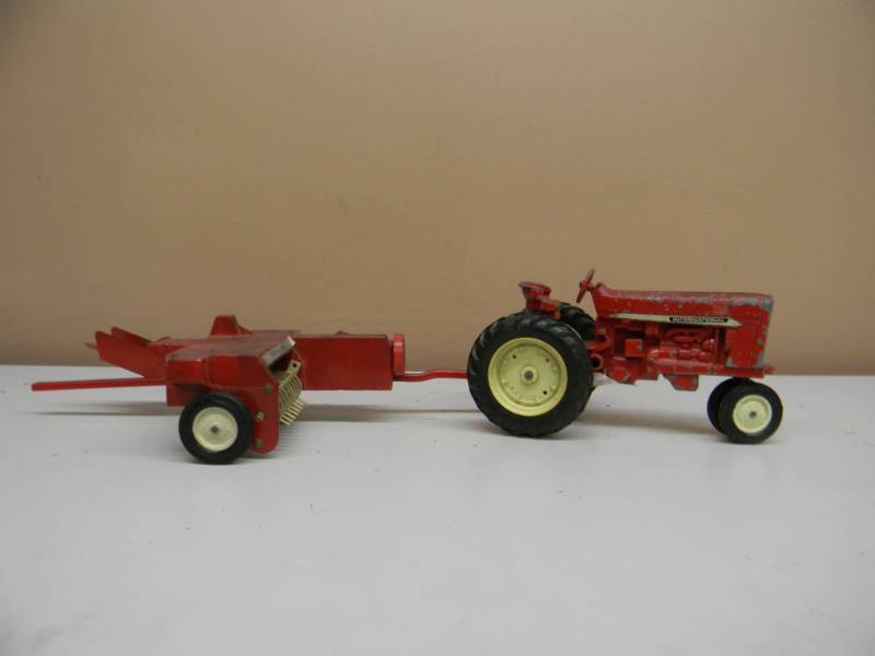 lot 60 image: ERTL IH COLLECTION - FARM EQUIPMENT - 116 SCALE - SEE PICTURES