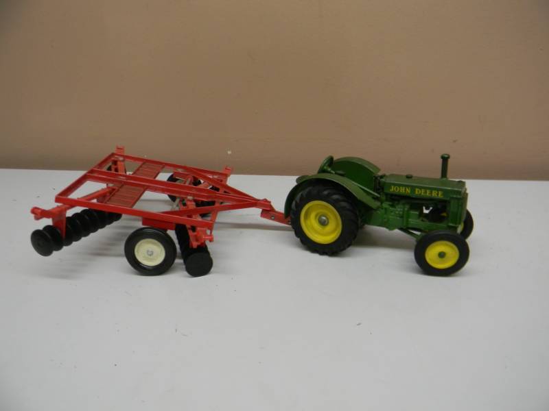 lot 62 image: ERYL JOHN DEERE TRACTOR - FARM EQUIPMENT - 116 SCALE - SEE PICTURES