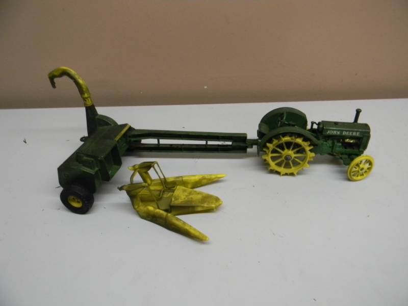 lot 63 image: ERYL JOHN DEERE TRACTOR - FARM EQUIPMENT - 116 SCALE - SEE PICTURES