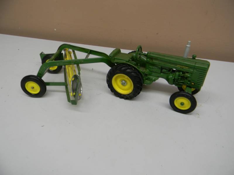 lot 64 image: ERYL JOHN DEERE TRACTOR - FARM EQUIPMENT - 116 SCALE - SEE PICTURES