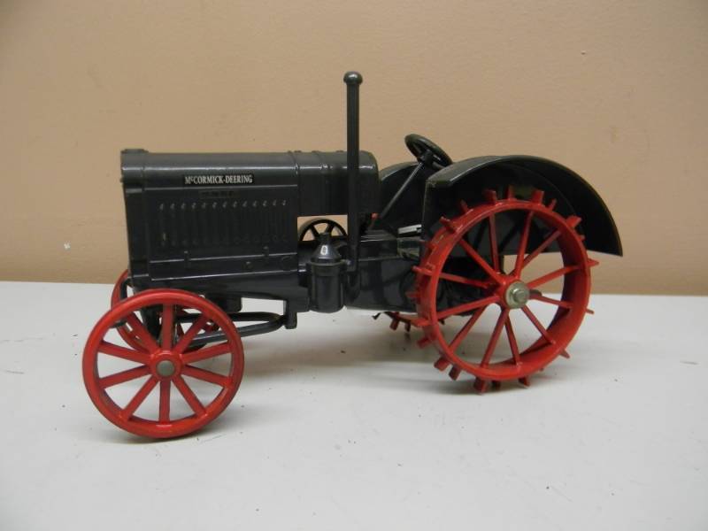 lot 65 image: SCALE MODELS IH McCORMICK-DEERING 15 30 HP TRACTOR - 116 SCALE - SEE PICTURES
