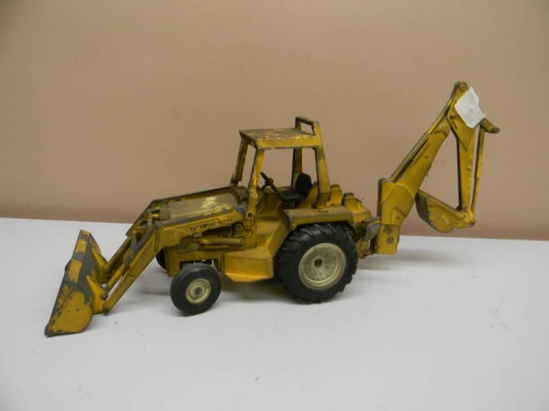 lot 67 image: VINTAGE ERTL INTERNATIONAL LOADER BACK HOE 116 SCALE - SEE PICTURES
