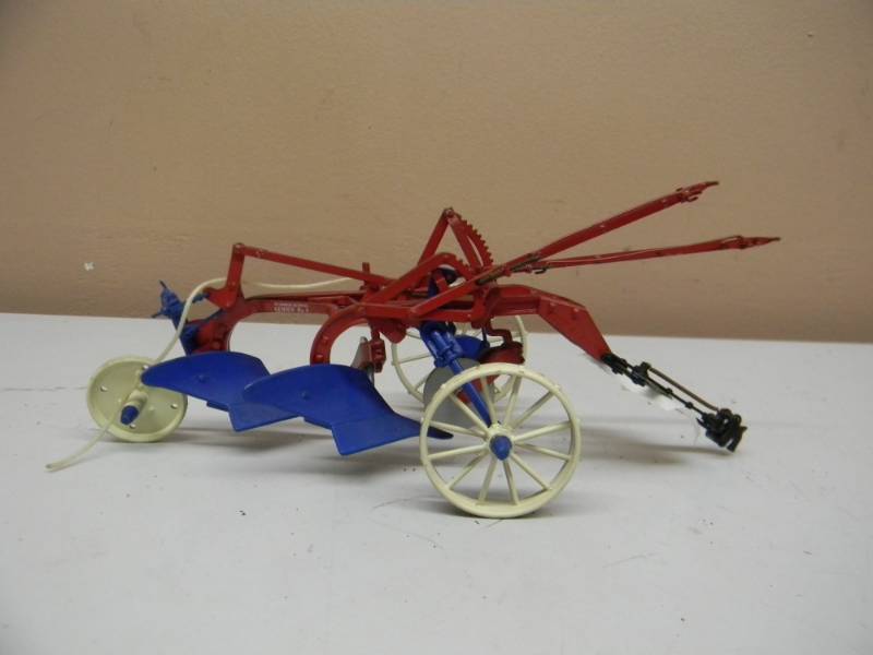 lot 68 image: 1992 ERTL 116 Diecast McCormick-Deering Little Genius No.8 Two Plow Precision - COOL PIECE - SEE PICTURES