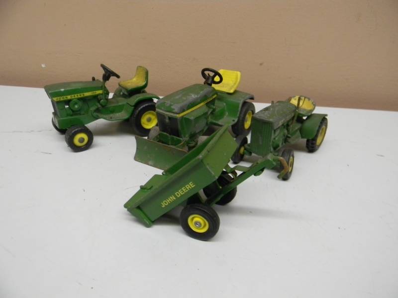 lot 69 image: VINTAGE JOHN DEERE TRACTOR COLLECTION - SEE PICTURES