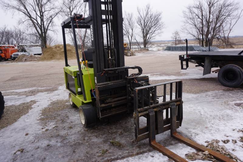 lot 12 image: Clark Model ECS30 ETL Electric Forklift With Charger