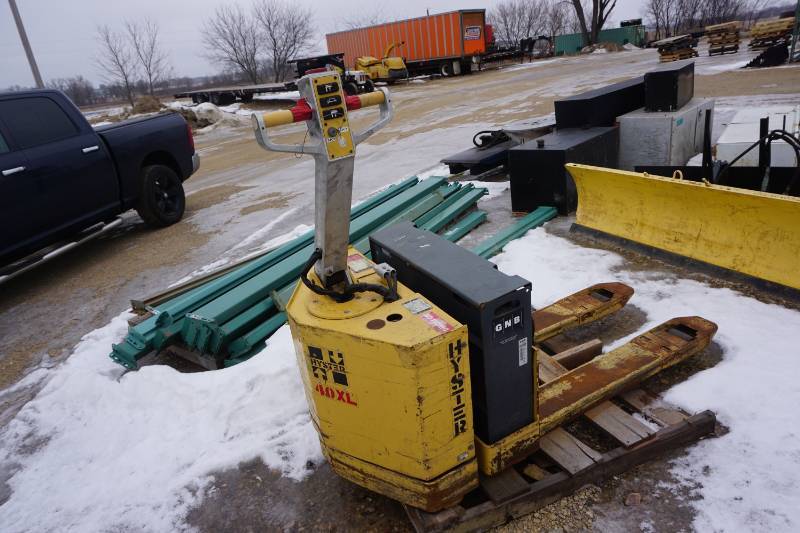 lot 16 image: Hyster Model W40XL 4000 Lb Battery Powered Pallet Jack
