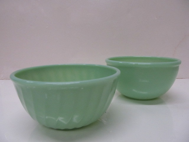 lot 130 image: 2 Fire King Jadeite Bowls