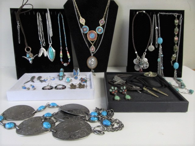 lot 33 image: Large Group of Southwestern Style Jewelry
