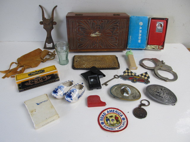 lot 45 image: Lot of Assorted Vintage Collectibles