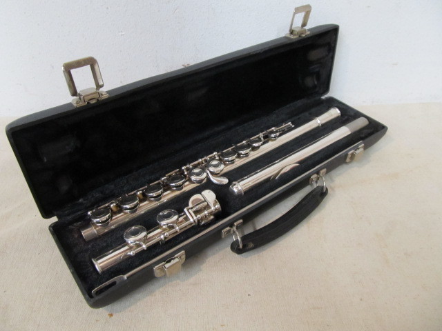 lot 53 image: Vintage VITO Flute wCase