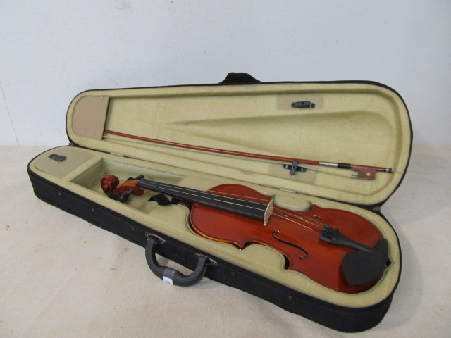 lot 54 image: Newer Violin wCase & Bow 
