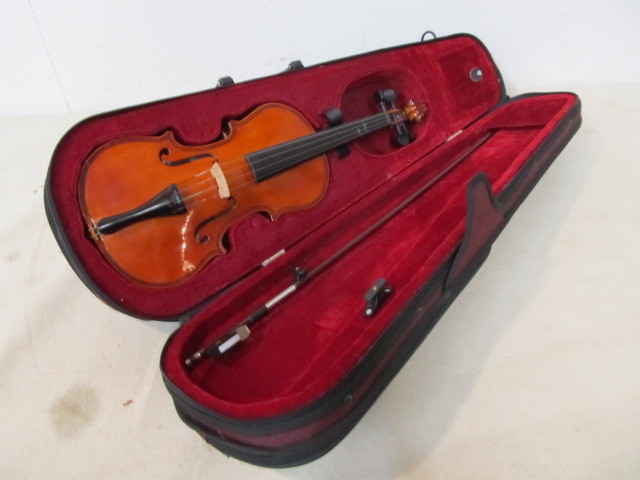 lot 57 image: Newer Violin wCase & Bow 