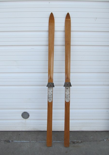lot 60 image: Vintage NORTHLAND TrailMaster Wooden Snow Skis
