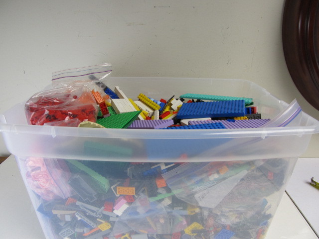 lot 6 image: Large Box of Assorted LEGOS - Approx 30lbs
