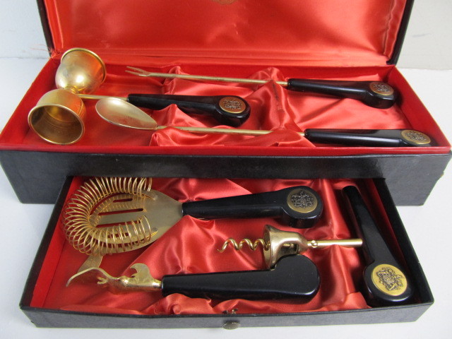 lot 83 image: Vintage Cocktail Bar Set wCase