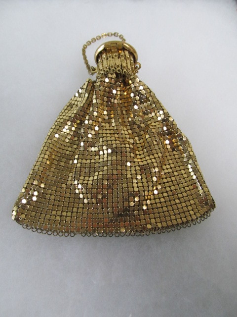 lot 87 image: Vintage 1920s WHITING DAVIS Collapsible Mesh Purse