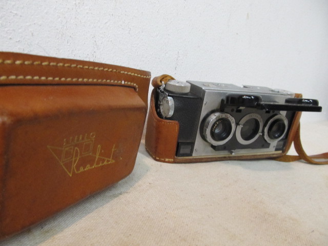 lot 211 image: Vintage DAVID WHITE Stereo Realist Film Camera