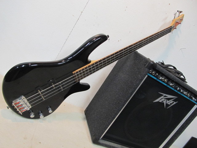 lot 79 image: Ibanez GSR-190 Bass Guitar w Peavey Amplifier
