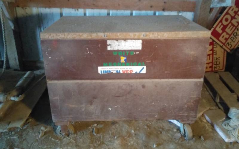 lot 17 image: Watch-Man II By Knaack Job Box On Casters Full Of Tarps & Moving Blankets
