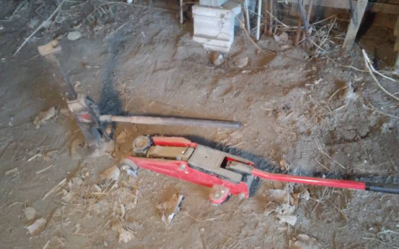 lot 32 image: Hydraulic Floor Jack & Old Bumper Jack