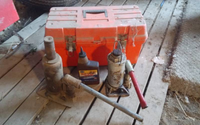 lot 33 image: 2-Bottle Jacks, Hydraulic Jack Oil, Plastic Tool Box