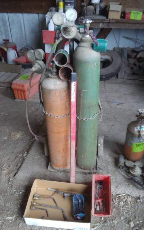 lot 43 image: Oxygen & Acetelyne Tanks Over 12 Full With Regulators, Hoses, Cart, Wands, Related