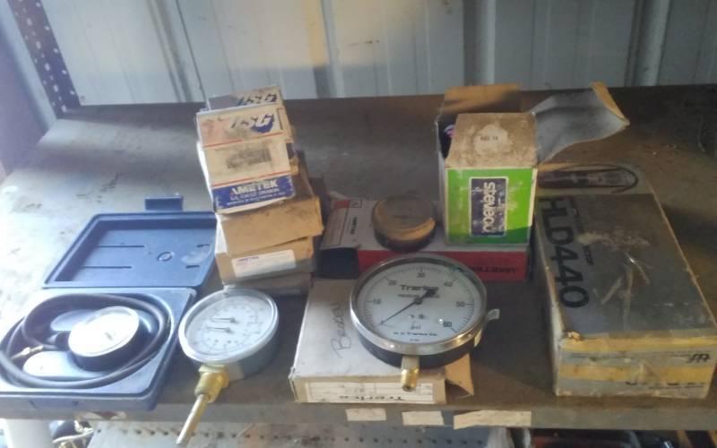 lot 48 image: Vacuum Gauges, Pressure Gauges, Leak Detection Gauges