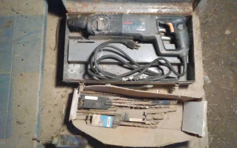 lot 51 image: Bosch Bull Dog Hammer Drill &  Bits
