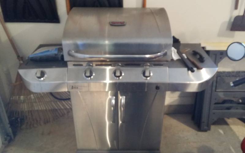 lot 86 image: Char-Broil Infa-Red Commercial Dual Fuel Grill 55 Inches With Tank & Cover