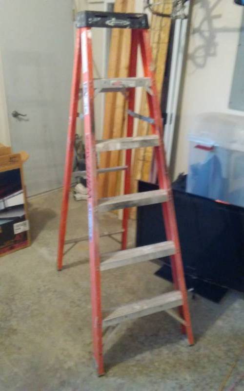 lot 89 image: Werner 6 Foot Fiber Glass 300 Lb. Ladder