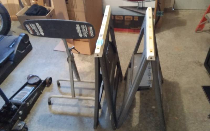 lot 90 image: Pair Of Saw Horses (1-Ridgid), Material Stand