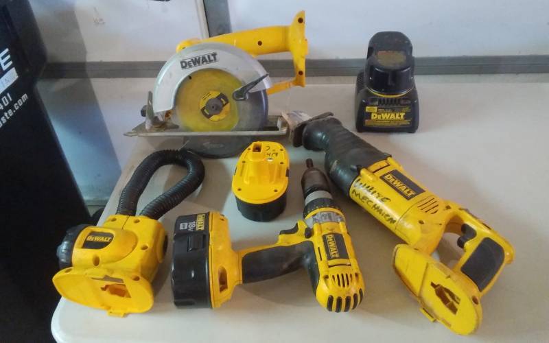 lot 135 image: Dewalt 18 Volt Cordless Tool Set & Charger